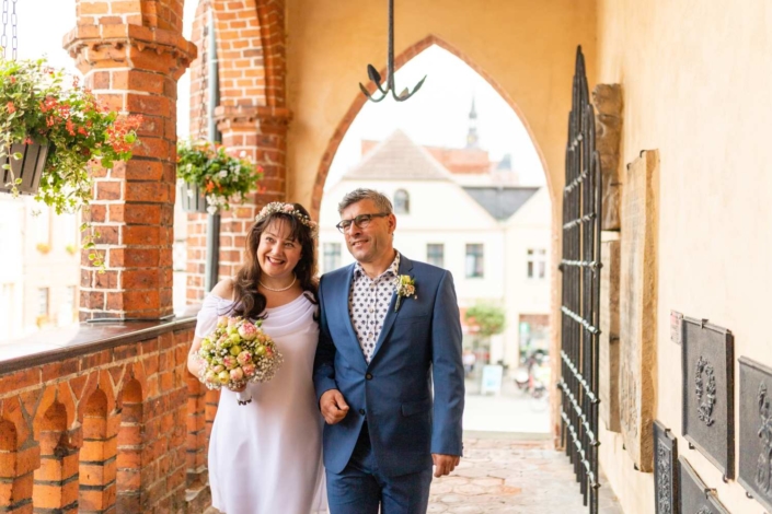 Hochzeit Tangermünde | Brautpaar bei der Ankunft zur Trauung