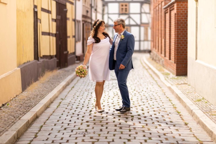 Hochzeit Tangermünde | Brautpaar steht umarmt in einer kleinen Seitengasse