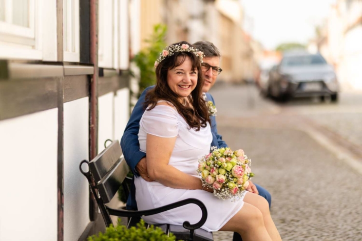 Hochzeit Tangermünde | Brautpaar sitzt auf einer Bank