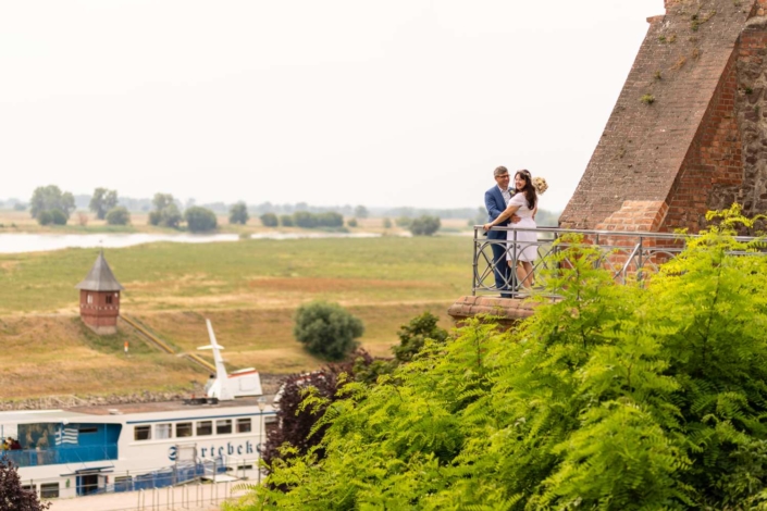 Hochzeit Tangermünde | Brautpaar steht an der Burgmauer